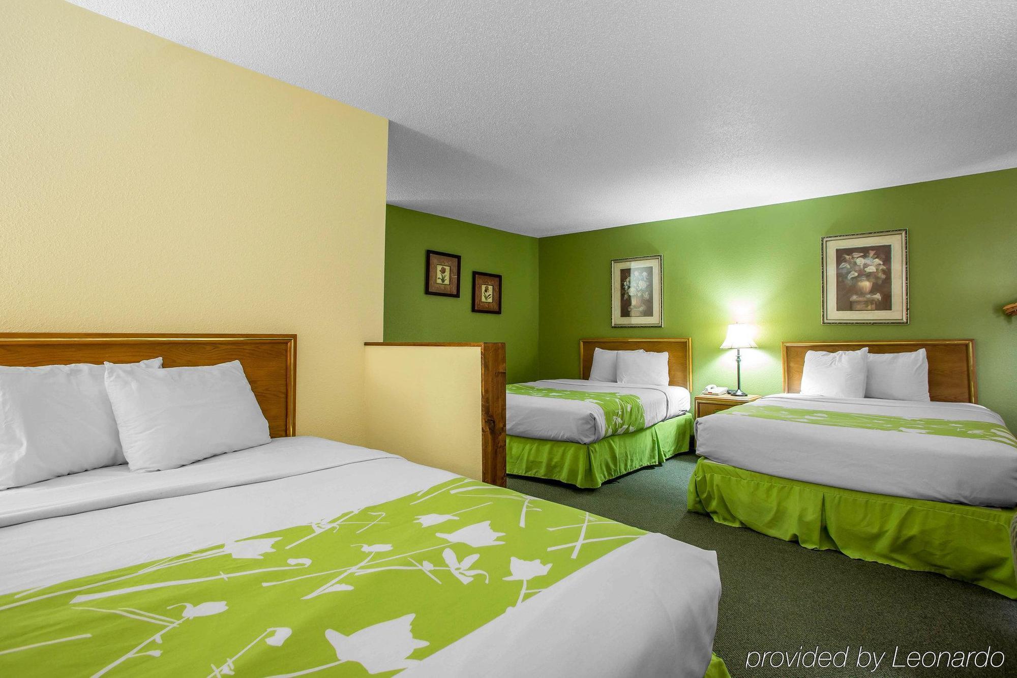 Econo Lodge Inn & Suites Dubuque Dış mekan fotoğraf