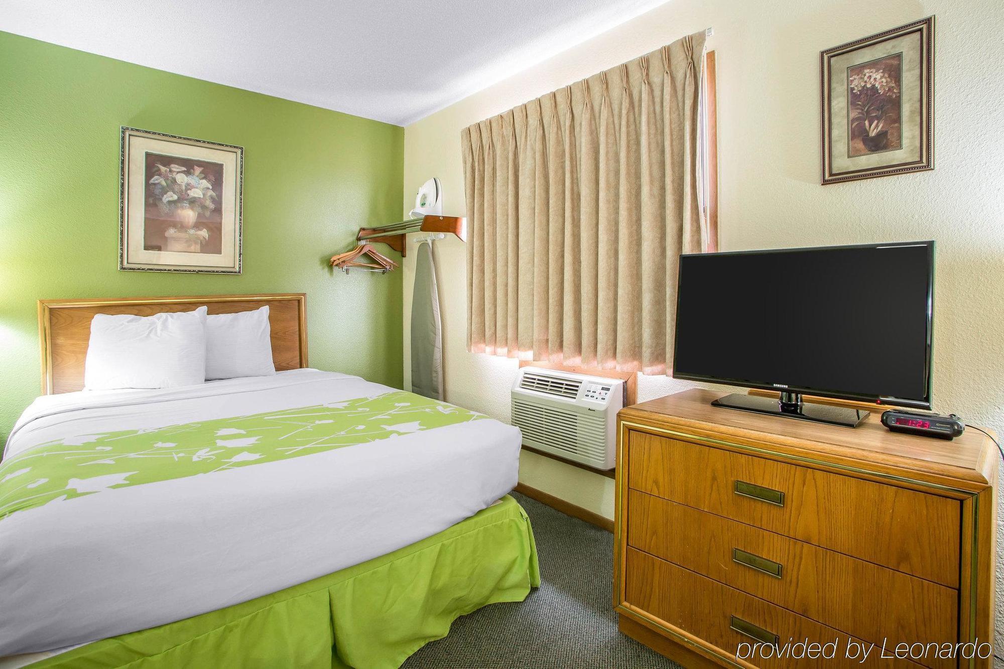 Econo Lodge Inn & Suites Dubuque Dış mekan fotoğraf