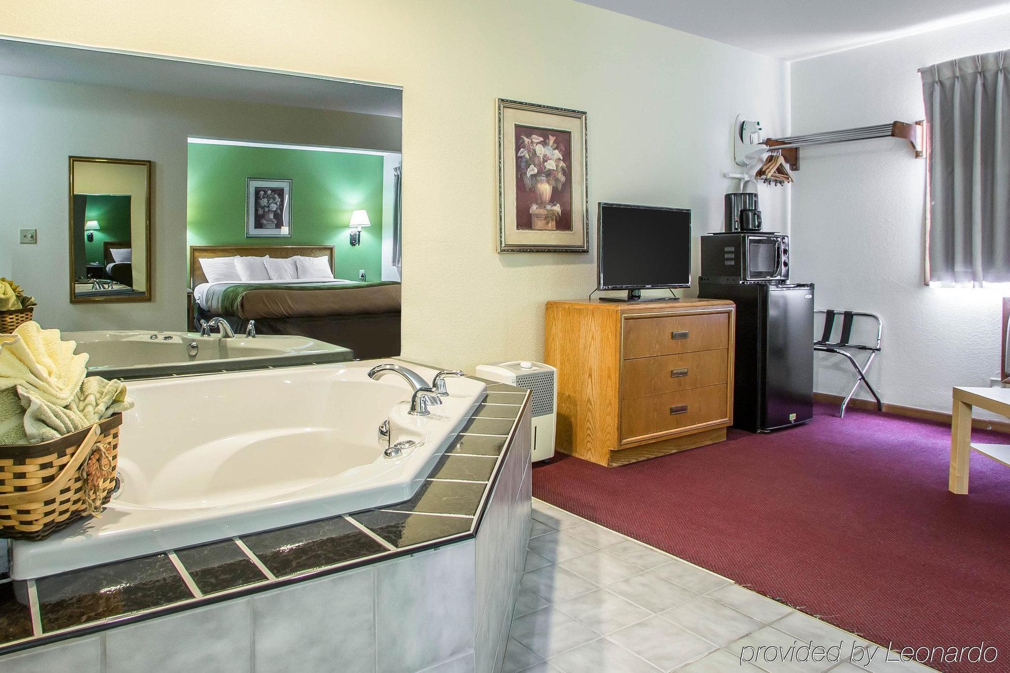 Econo Lodge Inn & Suites Dubuque Dış mekan fotoğraf
