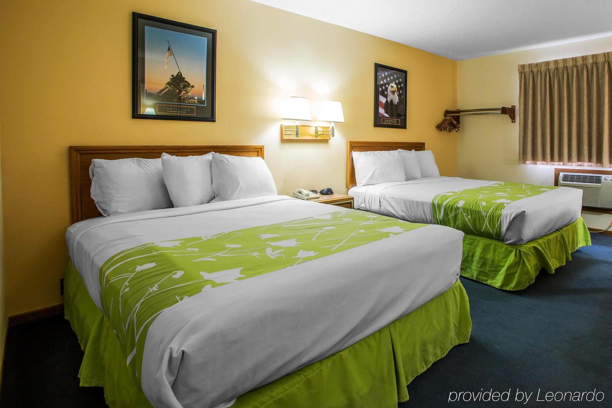 Econo Lodge Inn & Suites Dubuque Dış mekan fotoğraf