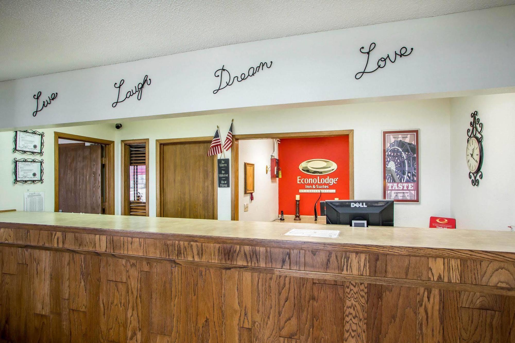 Econo Lodge Inn & Suites Dubuque Dış mekan fotoğraf