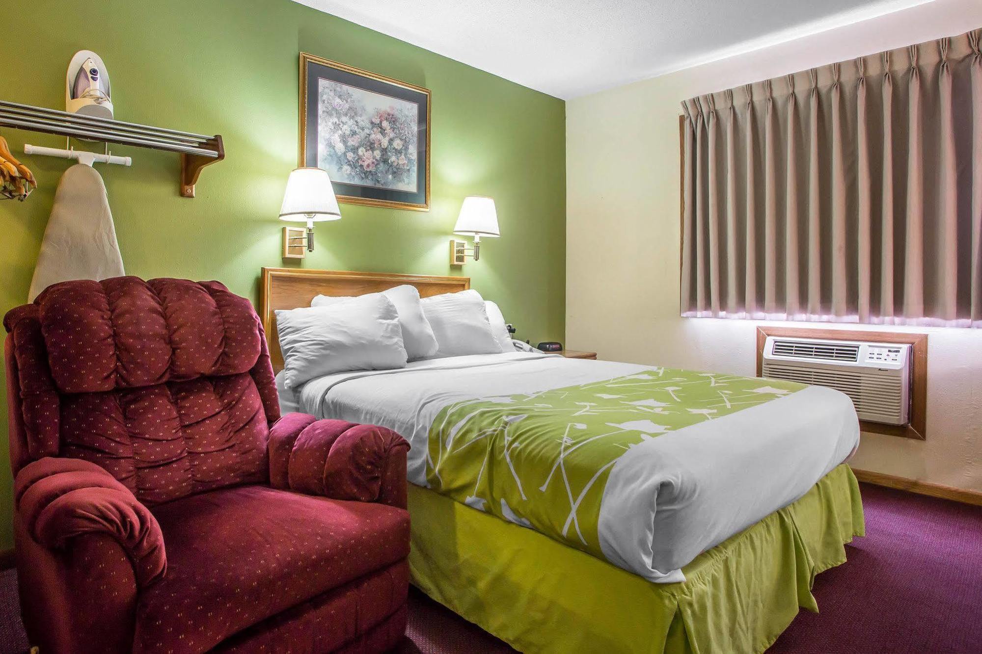 Econo Lodge Inn & Suites Dubuque Dış mekan fotoğraf